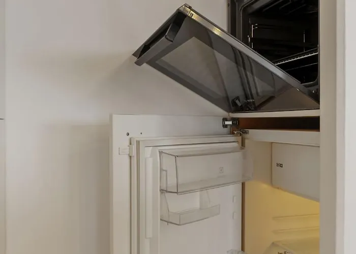 Rh - Opposite Mall, Metro, Balcony - Rh Living Апартаменти