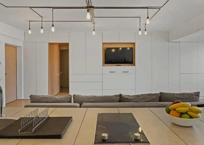 Apartman Rh - Opposite Mall, Metro, Balcony - Rh Living