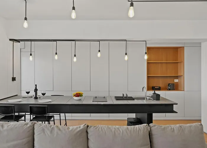 Lejlighed Rh - Opposite Mall, Metro, Balcony - Rh Living