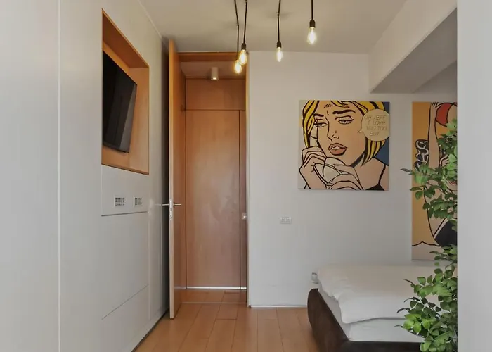 Rh - Opposite Mall, Metro, Balcony - Rh Living アパート